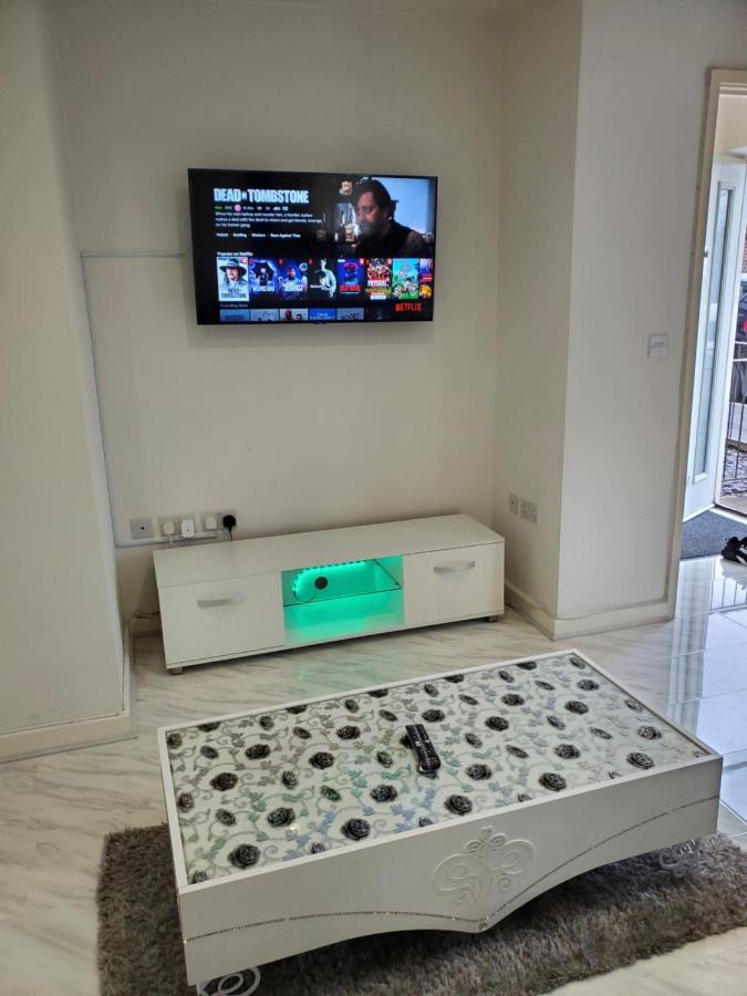 Beautiful & Elegant 2 Bed Room House Manchester Buitenkant foto